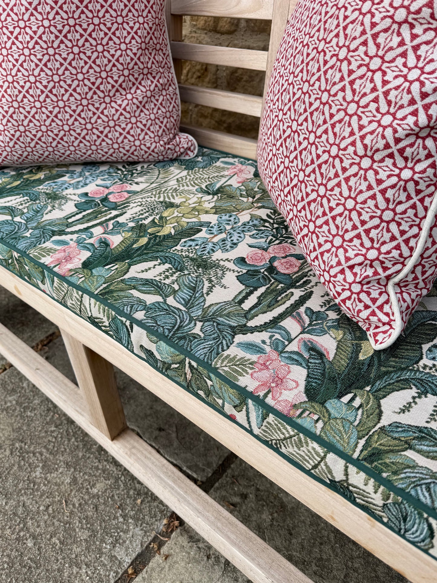 Mullion Outdoor Fabric / Granate