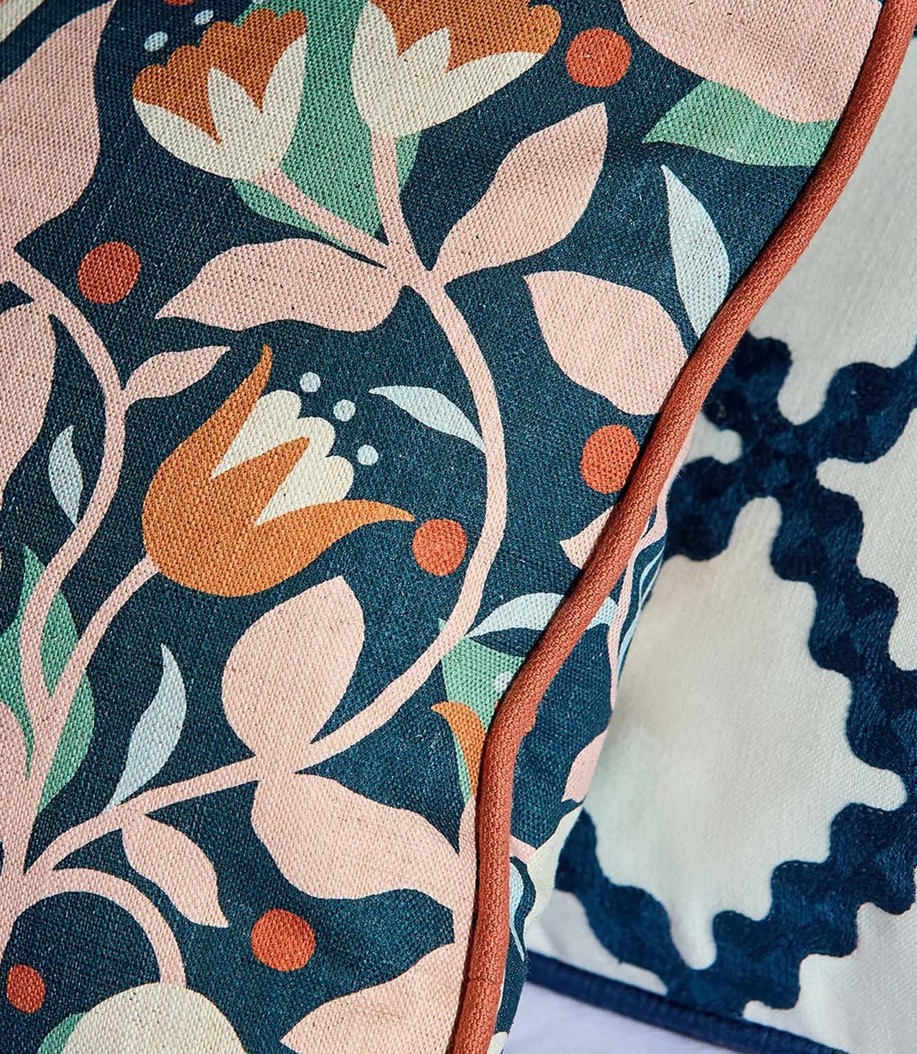 Dancing Daisies Print Fabric / Lilac