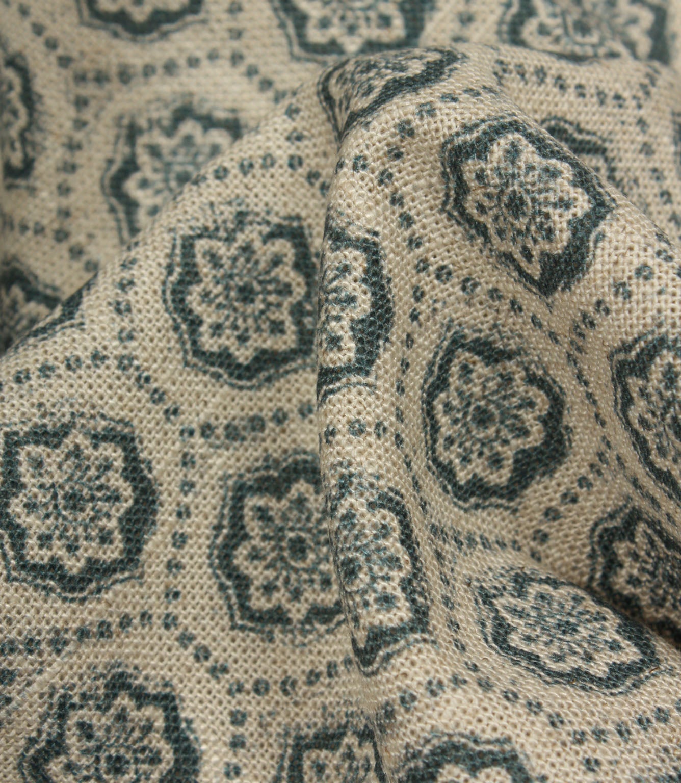 Cotswold Clover Fabric / Indigo