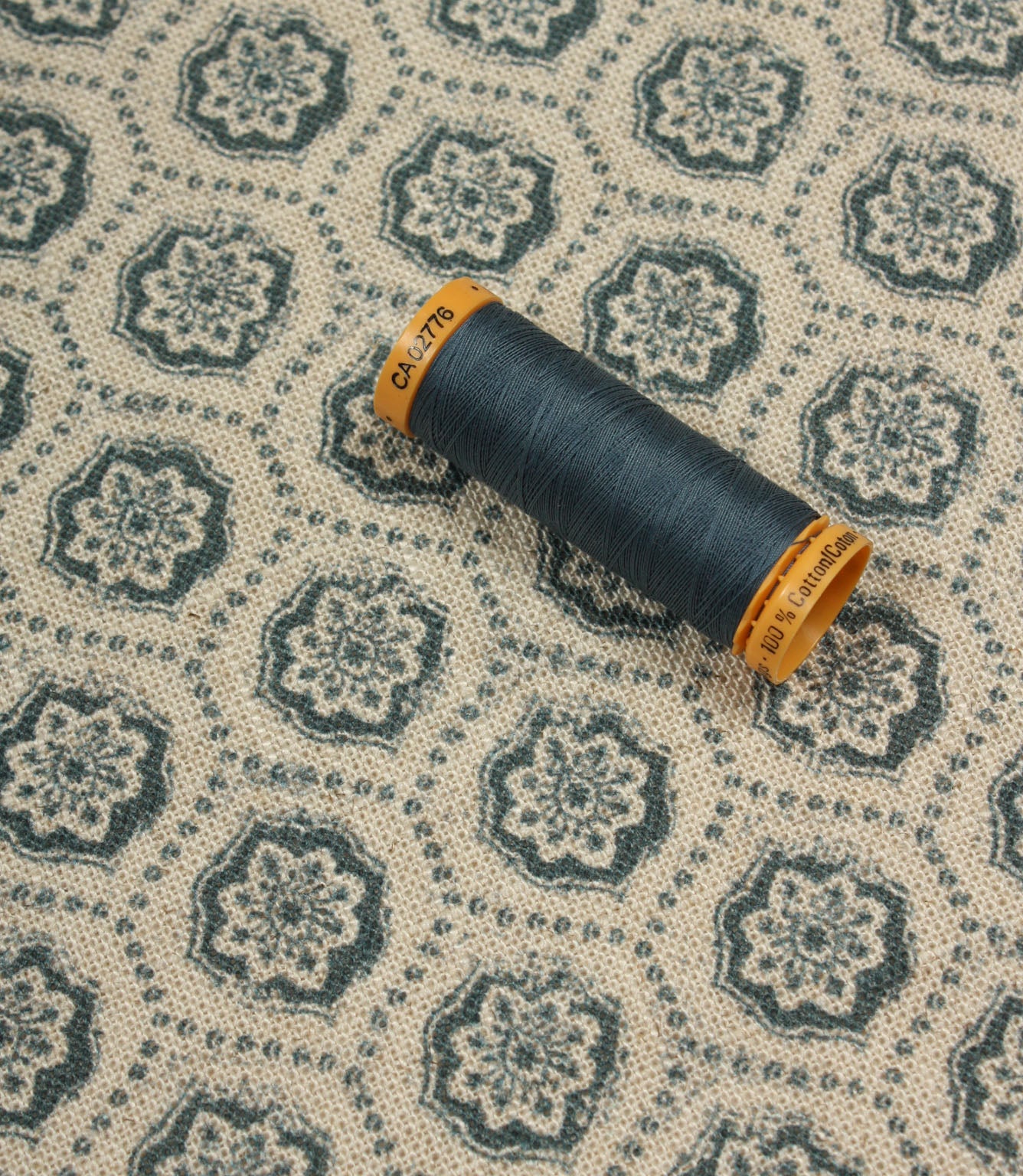 Cotswold Clover Fabric / Indigo