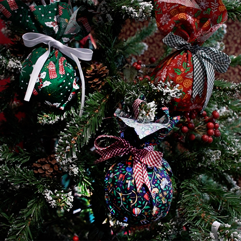 How to Make a No-Sew Fabric Christmas Bauble